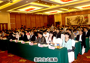 “創(chuàng)業(yè)手牽手，幫扶一加一”，胡國(guó)安董事長(zhǎng)幫扶大學(xué)生企業(yè)自主創(chuàng)業(yè)