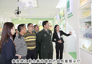 湖南省軍區(qū)政治部副主任胡鵬飛一行蒞臨綠之韻集團(tuán)考察