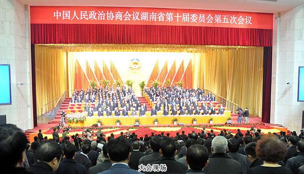 湖南省政協(xié)十屆五次會(huì)議開幕，胡國安委員促進(jìn)縣域經(jīng)濟(jì)提案引關(guān)注