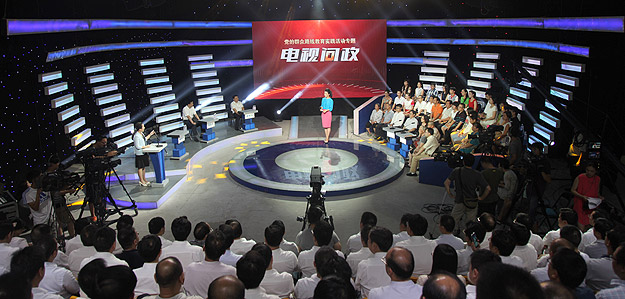 長(zhǎng)沙市優(yōu)秀人大代表胡國(guó)安受邀參加中共湖南省委黨的群眾路線教育實(shí)踐活動(dòng)專題電視節(jié)目《經(jīng)視問(wèn)政》