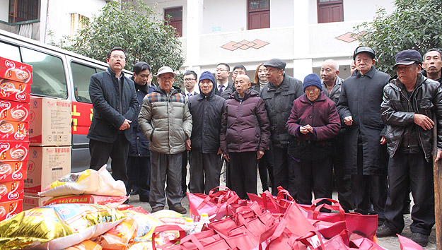 為老人送去寒春的溫暖——綠之韻黨總支部、團支部開展學雷鋒送愛心活動