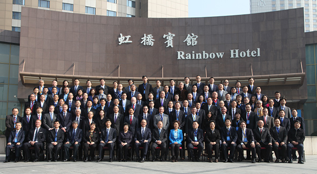 2016中國直銷行業(yè)規(guī)范發(fā)展國際交流研討會召開，綠之韻集團董事、執(zhí)行總裁勞嘉出席并代表集團簽署《直銷企業(yè)自律承諾宣言》