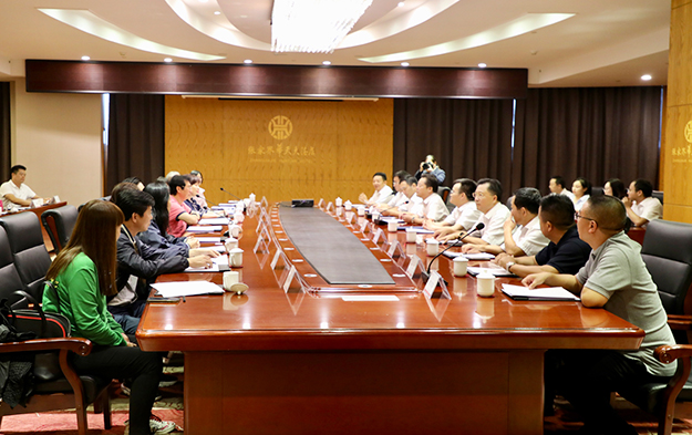 胡國安董事長陪同香港金利豐金融集團(tuán)主席朱沃裕、總裁朱李月華（朱太）考察張家界