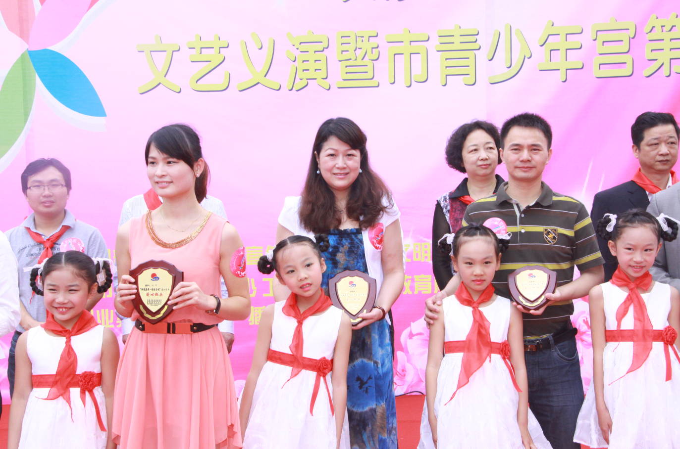 第三屆“杜鵑花開?情滿星城”召開，綠之韻集團捐資十萬定向幫扶孤苦、留守兒童