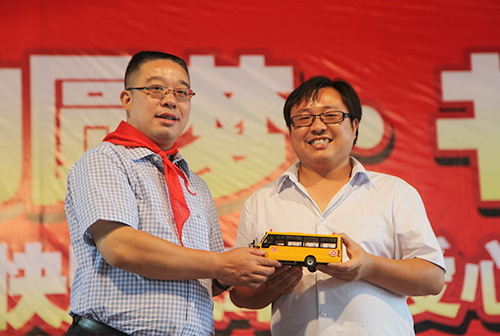 校車傳愛，書香助學——綠之韻快樂校車、愛心圖書捐贈安化山區(qū)孩子