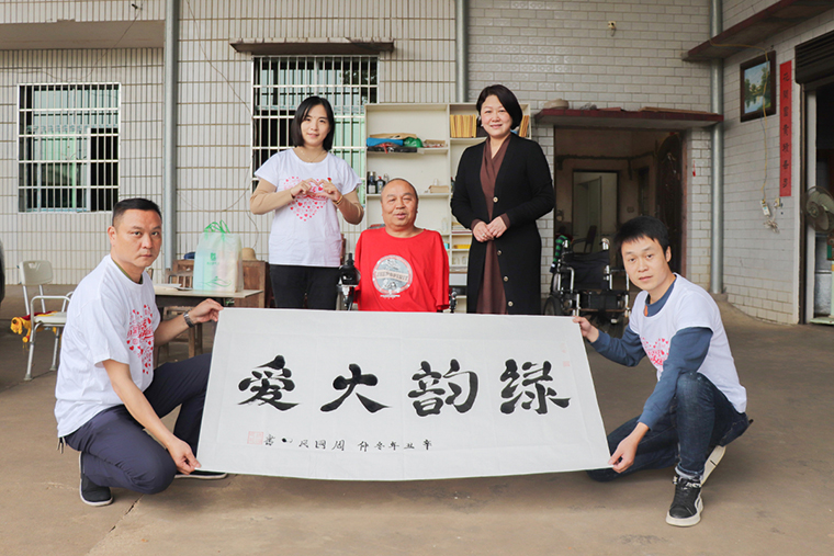 半截人生里的希望——綠之韻公益基金會(huì)再次為殘疾人畫(huà)家捐贈(zèng)新電動(dòng)輪椅