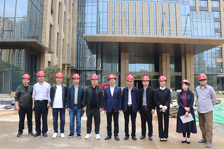 中共長沙市雨花區(qū)委常委、常務(wù)副區(qū)長吳平輝一行蒞臨綠之韻中心走訪調(diào)研