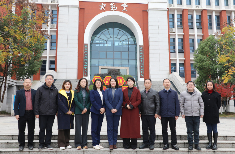 綠之韻集團聯(lián)合瀏陽經(jīng)開區(qū)政協(xié)委員工作室開展“愛心助學·書香滿園”活動走進長郡瀏陽實驗學校