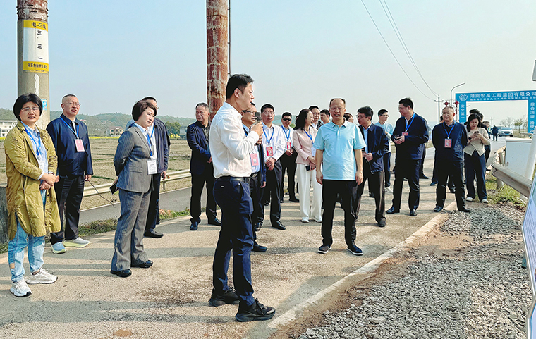 羅纘吉率市人大常委會組成人員集中視察全市 “一江六河”堤防建設(shè)情況 胡國安代表應(yīng)邀參加