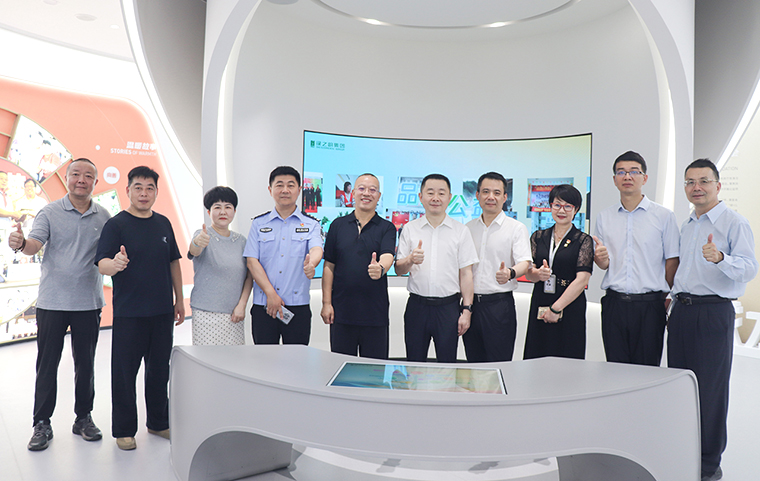 雨花區(qū)人民政府副區(qū)長(zhǎng)、區(qū)公安分局局長(zhǎng)周習(xí)文一行蒞臨綠之韻中心走訪(fǎng)調(diào)研