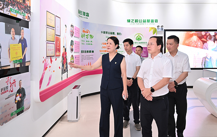 中共長(zhǎng)沙市委常委、瀏陽(yáng)市委書(shū)記肖正波一行蒞臨綠之韻集團(tuán)調(diào)研