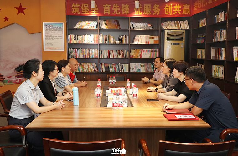 瀏陽(yáng)市人大常委會(huì)副主任、市總工會(huì)主席張葵紅一行蒞臨綠之韻走訪(fǎng)慰問(wèn)勞模先進(jìn)