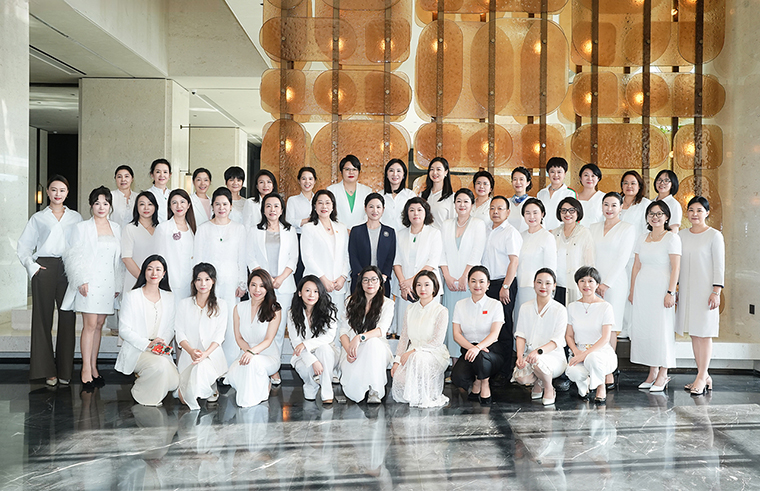 湖南省女企業(yè)家協(xié)會第一次婦女大會召開，勞嘉總裁當選女企業(yè)家協(xié)會婦聯(lián)主席